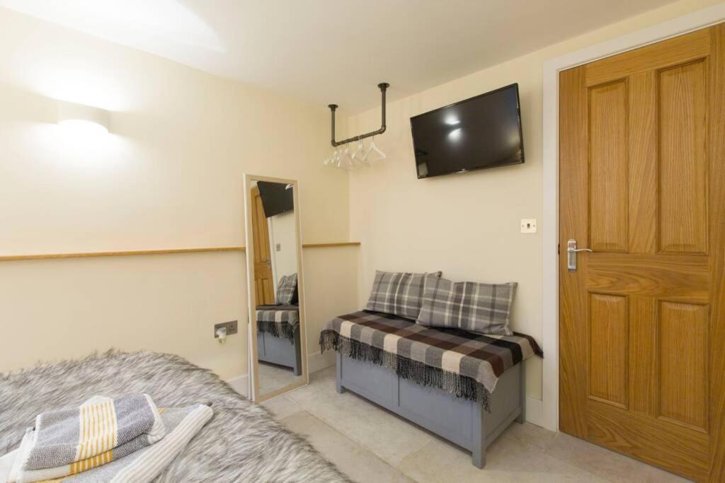 New Loos Cottage, Old School Court *